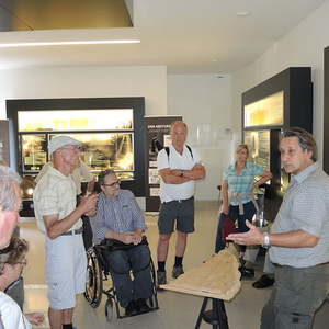 Kurze Führung mit Kurator Norbert Fischer durch das neue  Museum 'Tempus' für Archäologie in Bad Wimsbach