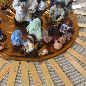 Die Schulanfänger besuchen die Schule