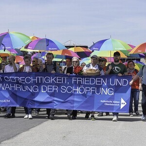 Gedenk- und Befreiungsfeier 2026 in Mauthausen anlässlich der 81. Wiederkehr des KZ Mauthausen. Themenschwerpunkt: 'Täter und Täterinnen im Nationalsozialismus'. Gedenkzug am ehemaligen Appellplatz.