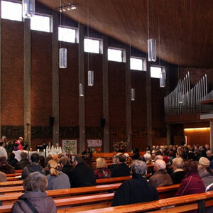 Kinder bei der Buchaustellung