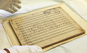 Im Diözesanarchiv sind wertvolle Dokumente, Originale und Realien (Gegenstände) sicher verwahrt: hier im Bild die Originalpartitur der e-Moll-Messe – das Kyrie aus Bruckners Hand.