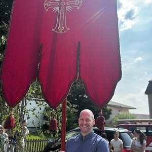 Seelsorgeteam Mitglied Stefan Reichl führte die Prozession mit der großen Fahne durch Ried an