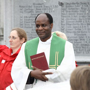 Segnung des neuen Rettungsautos für Tansania