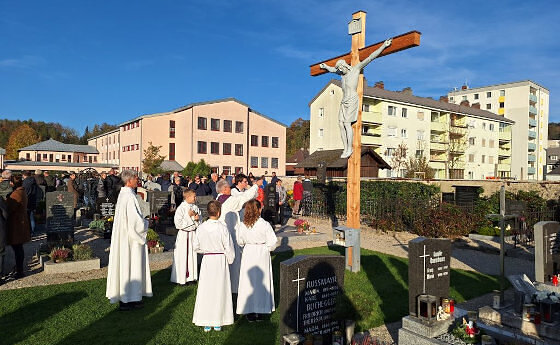 Friedhofskreuz renoviert / © Pfarrgemeinde Laakirchen Friedhofskreuz renoviert