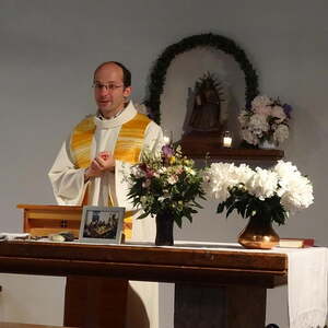 Maiandacht bei der Hipfkapelle ... wegen Verdachts auf Regen in der Ernstinger Kapelle                                                            