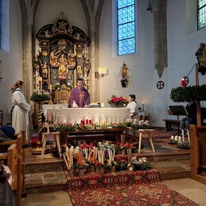 Kaplan Franziskus zelebriert feierlich die Adventkranzweihe.