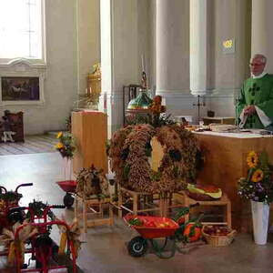 mit den Kindern des Pfarrcaritas-Kindergartens Hl. Familie