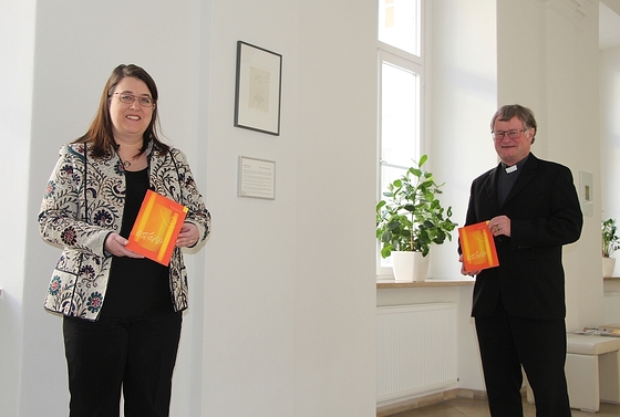 Pastoralamtsdirektorin Gabriele Eder-Cakl und Bischof Manfred Scheuer mit der neuen Broschüre „Ostern feiern“. 