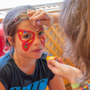 Ein buntes Programm mit Kinderschminken