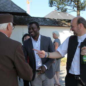 Pfarrer Hansjörg Wimmer, Kaplan Samuel Ogwudile, Frau Klara