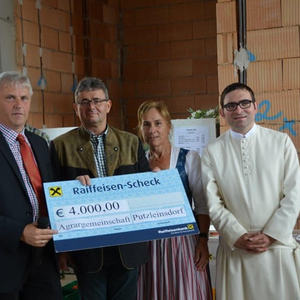 Franz Engleder und Berta Prechtl übergeben die großzügige Spende an Herrn Maximilian und PGR-Obmann Karl Lindorfer.