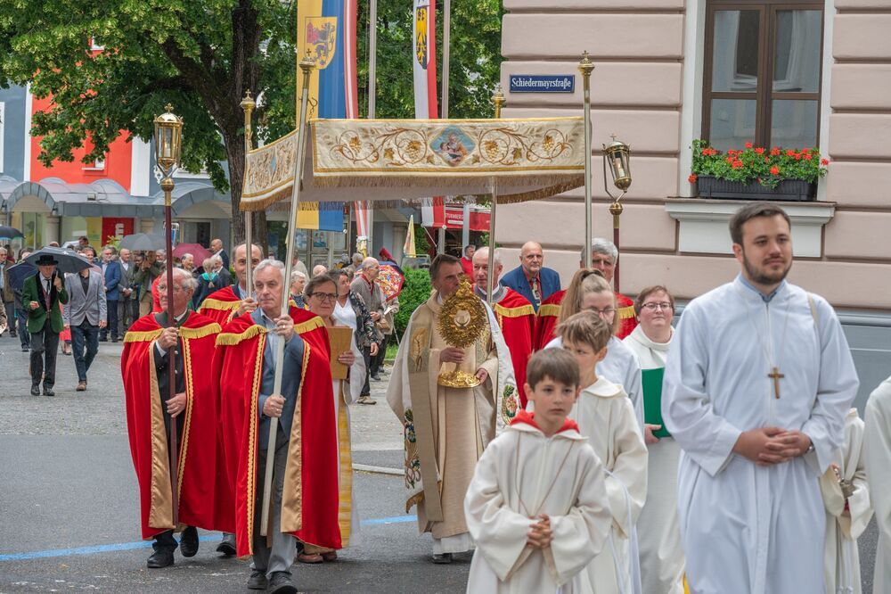 Bei einer Fronleichnamsprozession wird in einer Monstranz der Leib Christi durch die Straßen getragen. 