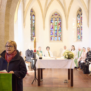 Susi Lehner stellt als Vertreterin der Pfarrgemeinde die Personen für das Seelsorgeteam vor