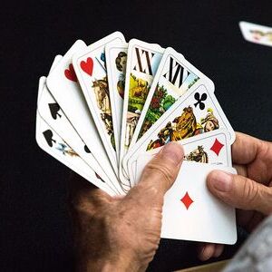 189 Tarockspielerinnen und Tarockspieler folgten am Sonntag, 13. September 2026 der Einladung von Pro Mariendom – OÖ Dombauverein und verbrachten einen spannenden Turniernachmittag im Zeichen des Tarockspiels und eines guten Zwecks.