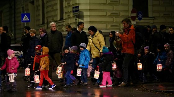 Laternenumzug mit Hornspieler