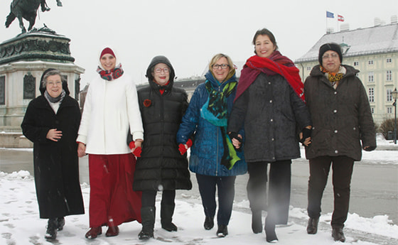 v.l.: Schwester Beatrix Mayrhofer/katholische Christin, Amani Abuzahra/Muslimin, Susanne Scholl/Jüdin, Melitta Toth/katholische Christin, Barbara Heyse-Schaefer/evangelische Christin, Geetha Nayak/Hindu