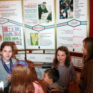 Kinder bei der Buchaustellung