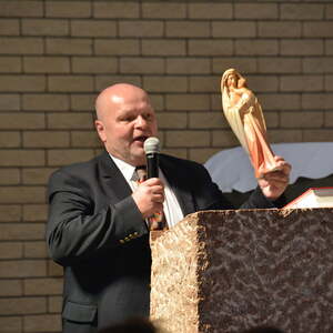 Gottesdienst in Wanaheda - Geschenkübergabe (handgeschnitzte Madonna)
