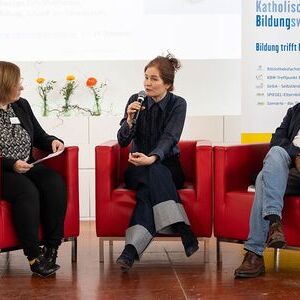 v.l.n.r.: Michaela Wagner, Leiterin KBW-Treffpunkt Bildung; Tagungsreferentin Natalie Knapp, Tagungsreferent Bruno Buchberger