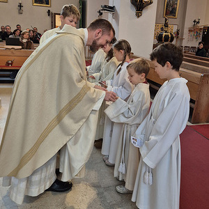 Kreuz und Ausweis als Symbol, dass sie dazugehören