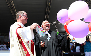 Bischof Manfred Scheuer und (l.) und Superintendent Gerold Lehner ließen Luftballons mit Segenswünschen in den Himmel steigen.