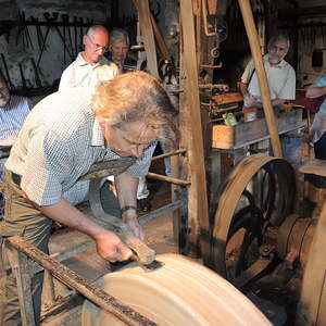 'Sitzen wie der Aff´am Schleifstein'