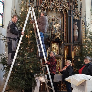 Schmücken des Christbaums am 23. Dezember 2022