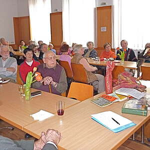 Senioren bekamen Bibel und Bibelausstellung erläutert