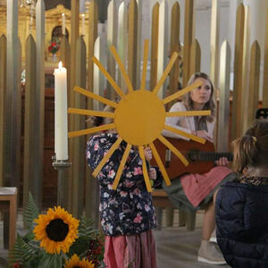 mit den Kindern des Pfarrcaritas-Kindergartens Hl. Familie