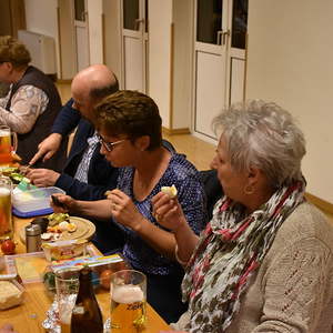 gesegnete Speisen werden verzehrt