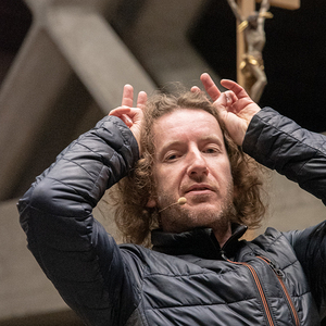 Kabarettist Thoma Franz-Riegler in der Ennsleitner Kirche