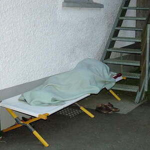 Auch der Wächter vor der Mädchenunterkunft schläft noch...