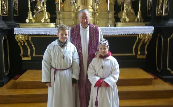 Zwei neue MinistrantInnen im Dienst