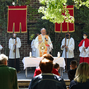 Feier im Innenhof der Pfarre
