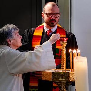 Nach der Predigt waren alle Mitfeiernden eingeladen, während des gesungenen Glaubensbekenntnisses nach vorne zu kommen und eine Kerze zu entzünden.