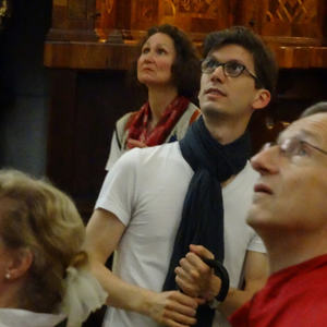 Alles blickt hinauf...