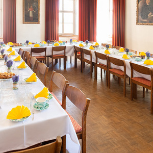 der festlich gedeckte Tisch