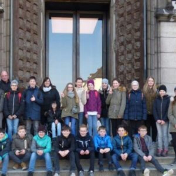 Firmlinge besuchen den Linzer Dom