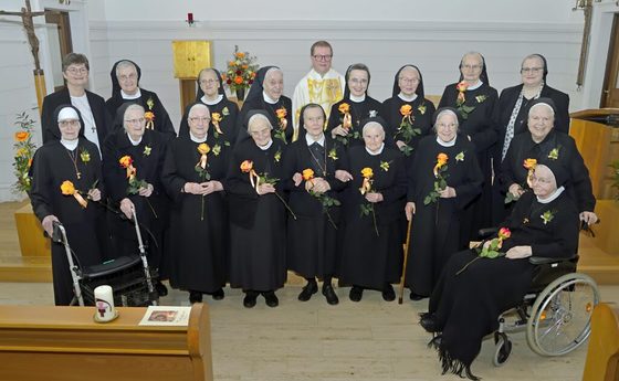 16 Franziskanerinnen feierten 2022 ein Professjubiläum. / © Ralph Fischbacher 16 Franziskanerinnen feierten 2022 ein Professjubiläum.