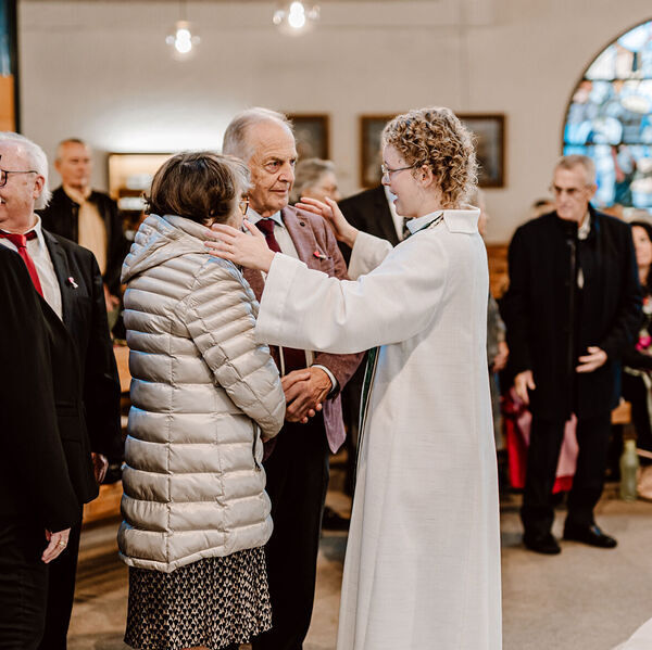 Eva Ulbrich, Seelsorgerin in der Pfarrgemeinde Urfahr-St. Markus, segnet ein Jubelpaar.