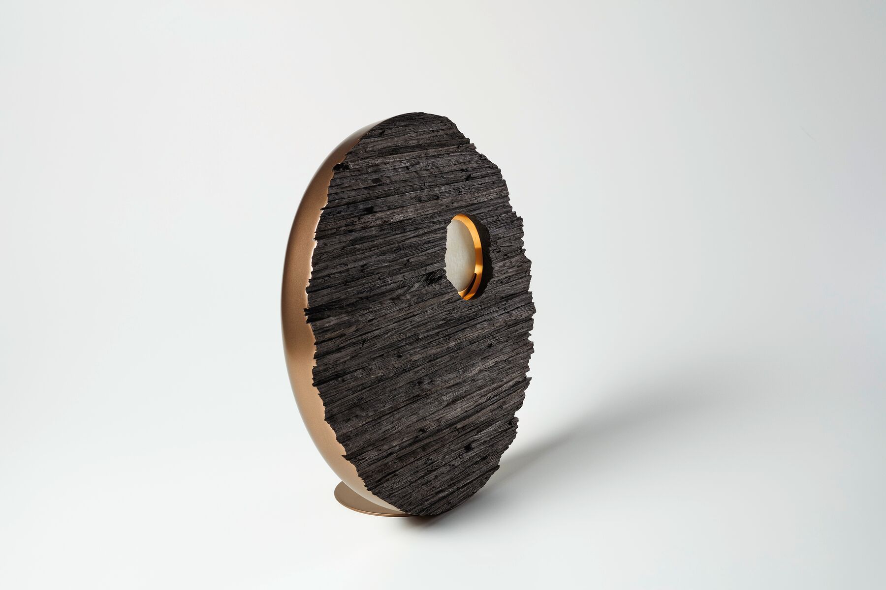 Der Künstler Roman Pfeffer wählte für die Monstranz die runde Form eines Brotlaibes als Grundform. Die Lunula, in der die Hostie als Symbol für Christus zur Schau gestellt wird, befindet sich nicht in der Mitte, sondern ist an den Rand gesetzt. Die V