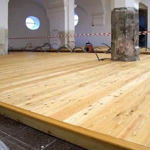  Der Boden wurde mit 'Zirbenöl' eingelassen bzw. imprägniert.