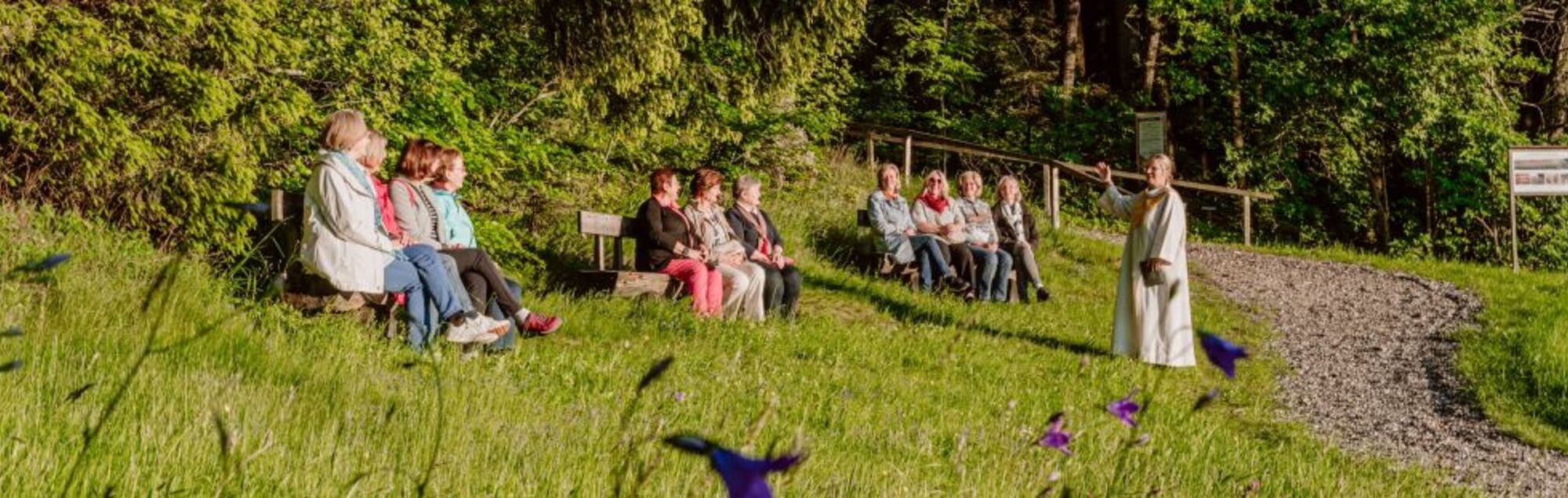Renate Bachinger, Pastoralassistentin in Ausbildung in der Pfarre Ried im Innkreis, feiert in der Taufkapelle Eberschwang eine Maiandacht.