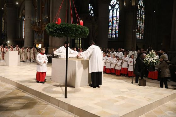 Die Altartücher werden aufgelegt. 