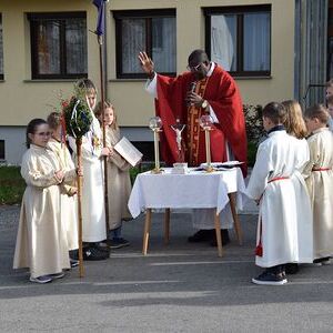 Palmweihe vor dem Pfarrheim