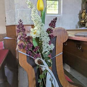 Blumenschmuck in der Kirche