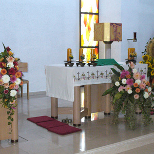 Wie im Zentrum jeder Kirche steht unser Altar aus Eschenholz, der nicht nur zu den Festtagen von unermüdlichen Frauen geschmückt wird.