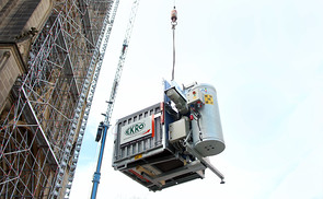 Spektakulärer Kraneinsatz am Mariendom: Der zweite Baulift wurde am 7. März 2019 mit Hilfe eines Mobilbaukran auf eine Höhe von 75 Meter gehoben. 