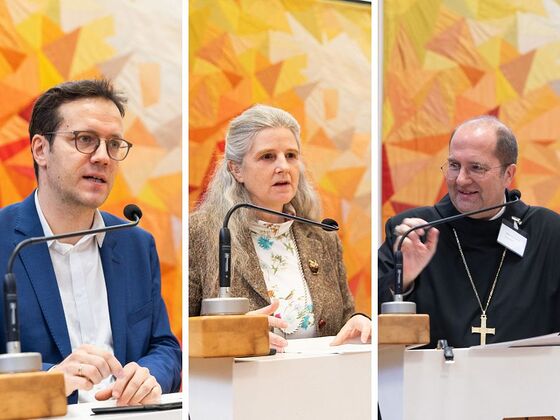 „Immer noch unterwegs“ war das Motto der Ordenstagungen 2025. Die Referent:innen (v.l.) Martin Dürnberger, Veronika Prüller-Jagenteufel und Abtprimas Jeremias Schröder gaben Impulse zu diesem Thema. / © ÖOK / EMW „Immer noch unterwegs“ war das Motto der Ordenstagungen 2025. Die Referent:innen (v.l.) Martin Dürnberger, Veronika Prüller-Jagenteufel und Abtprimas Jeremias Schröder gaben Impulse zu diesem Thema.