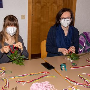 mit Erstkommunionmüttern und -kindern